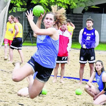 Die frühere NLA-Spielerin Francine Biffiger ist im Vorstand von Handball Wohlen im Ressort Beachhandball. Die Wohlerin ist selbst begeisterte Beachhandballspielerin und will den Sport auf Sand vorantreiben. Bild: zg