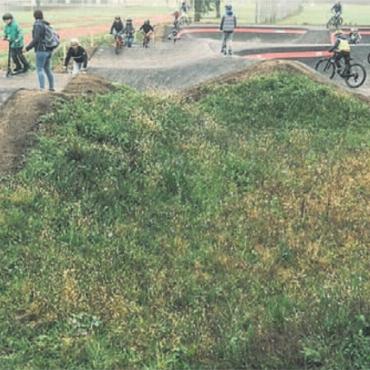 Sportanlage um ein Juwel reicher - So ging es den ganzen Tag auf der Bahn zu. Wenn nicht die Profis, dann war Klein und Gross mit Inlineskates, Trottis, Velos und Bikes auf der Bahn. Das Geschenk ist bei den Murianern angekommen und wird rege genutzt.