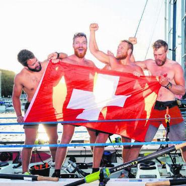 Das nächste Abenteuer - Im Jahr 2022 ist Swiss Raw das erste Team aus einem Binnenland, das die Atlantic Challenge gewinnt. Samuel Widmer (1. von rechts) hat Wohler Wurzeln. Betreut wurden sie vom Murianer Duo Annick Kohler und Yves Neupert. Bild: zg