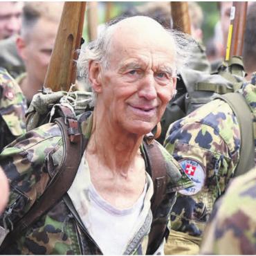 In Uniform zum Jubiläum - Kudi Steger am Pfingstlauf in Wohlen. Dieses Jahr hat er bisher alle Waffenläufe bestritten. Bild: Archiv/awa
