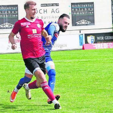 An sich selbst gescheitert - Patrik Gjidoda (rechts) arbeitet nach hinten gut mit gegen Muttenz. Vor dem Tor ist der Stürmer des FC Wohlen einmal mehr glücklos. Bild: Josip Lasic