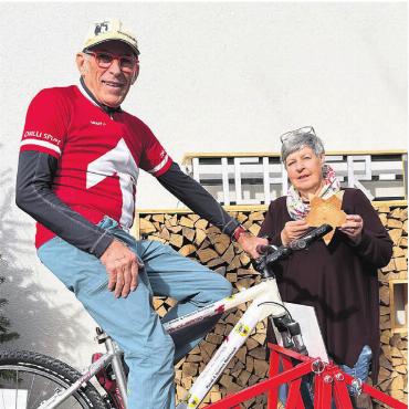 Glanzpunkte setzen - Hannes Rohrbach und Monika Hasler freuen sich auf zwei gemütliche, kreative und vielseitige Tage. Eines der Highlights am Bürgisserhus-Märt wird das Sägen von Holzsterne auf dem «Sägivelo» sein. Bild: Sabrina Salm
