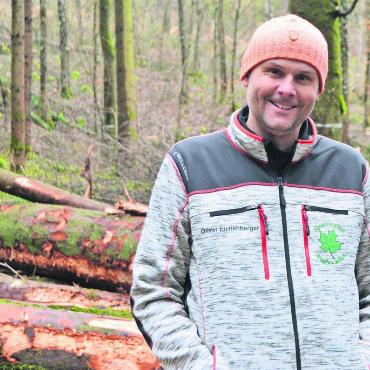 «Er brennt richtiggehend» - Oliver Eichenberger vor dem Holz, das in Boswil geschlagen und in Muri verbaut werden soll. Bild: Archiv
