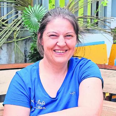 Im Sommer wird es bunt - Priscilla Staubli macht aus der Not eine Tugend und bietet im Sommer Freiwilligen eine Chance, sich als temporäre Wirtsleute zu versuchen. Bild: Verena Anna Wigger