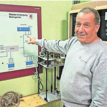 Von der Quelle zum Hahn - Brunnenmeister Hans-Peter Stöckli gibt Interessenten im Rahmen einer geführten Tour Einblick in sein Schaffen.    Bild: huy