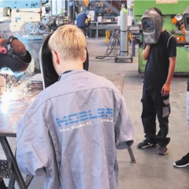 Lehrlingen näherkommen - Selbst ausprobieren macht am meisten Spass beim Einblick in einen Beruf. Bild: vaw