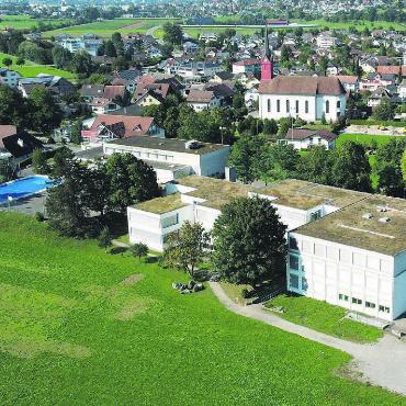 Erste Teile des Bannegg-Brockens - Die Region Bannegg. Anschliessend an das blaue Unihockeyfeld soll eine neue Doppelturnhalle gebaut werden. Bild: zg