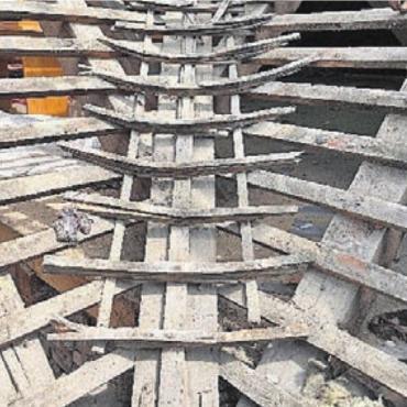Unter den Ziegeln wurden interessante Holzkonstruktionen entdeckt. Bild: zg