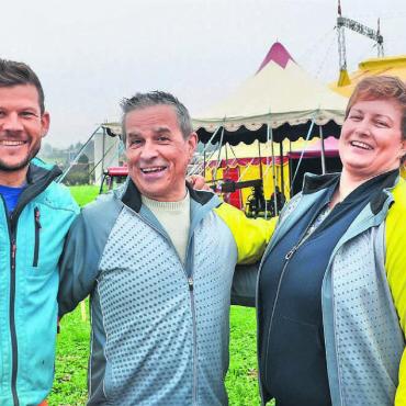 Den Traum vom Zirkus leben - Vorfreude auf den «Circus Meri» in den Gesichtern von Vereinspräsident Adrian Meier, OK-Präsident Erich Rey und Maritta Fischer, Sponsoring-Verantwortliche. Bild: zg