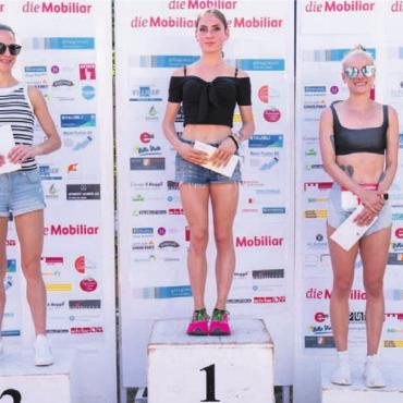 Cooler und hitziger Lauf - Das Podest der Frauen. Die beiden Solothurnerinnen Giulia Fulginiti (1. Rang) und Linda Muther vor der Freiämterin Katharina Gugelot aus Rudolfstetten.