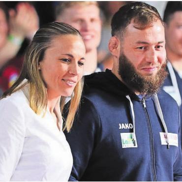 Spektakulär und eiskalt - Nadine Pietschmann ehrt Freiamts Magomed Ayskhanov zum besten Kämpfer des Abends. Ayskhanovs Auftritt war Spektakel pur. Vom 3:7 kämpfte er sich zum Sieg.