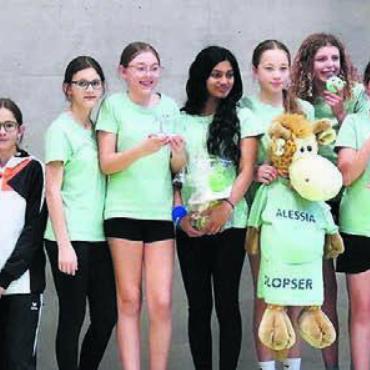 Am Schluss die Nerven behalten - Das Maskottchen der Büttiker «Flopser» war bei jedem Spiel und durfte bei der Siegerehrung mit auf das Podest. Bild: zg