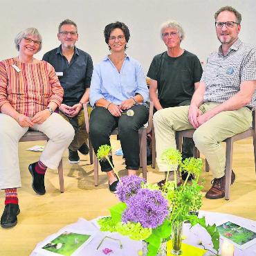 Die Hoffnung wieder zulassen - Vorne von links: Ruth Langenberg, Luzia Joho und Simon Meier vom Trauertreff Muri, mit Referent Lars Hollerbach (hinten links) und Andreas Zimmermann, Verantwortlicher für die Trauertreffs im ganzen Kanton. Bild: Thomas Stöckli