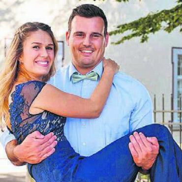 Freudig geduscht - Sie jubeln beide über den Titel: Joel Strebel wird wieder mit Freundin Aline Dormann an der Ehrung dabei sein.