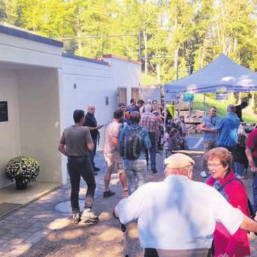 Weiteren Meilenstein gesetzt - Die Einweihung lockte viele Villmerger und Villmergerinnen aufs Bergmättli. Die einen nahmen den steilen Anstieg zu Fuss auf sich, andere nutzten den Shuttlebus.