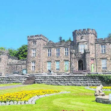 Das rollende Kunstwerk - Blumen vor dem «Cyfarthfa Castle Museum and Art Gallery» und Blumen als Glacé. Die Familie Schmid aus Hermetschwil machte «eine eindrückliche Reise durch Wales, die bis Mitte Juli dauerte.