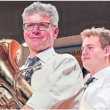 Mit Brassmusik eingeheizt - Erich Mathis (vorne) wurde für 35 Jahre aktives Musizieren gewürdigt.