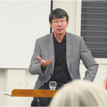 Milch aus dem Kaffee holen - Mitorganisator Mario Roost von Häggligrüen (links) entlockte ETH-Professor Martin Scheringer im Gespräch ganz viele spannende Aussagen zu einem Thema, das eigentlich alle betrifft. Bild: Chregi Hansen