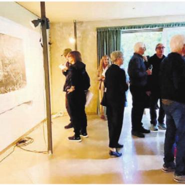 Präzision und Freiheit in einem - Die Vernissage lockte viel Publikum an. Bild: zg