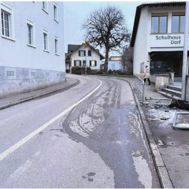 Beim Wegfahren Spur hinterlassen - Die auslaufende Flüssigkeit verriet, wohin der Unfallverursacher geflohen war. Bild: pz