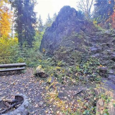 Ganz schön gross - Sieht relativ unspektakulär aus, ist aber eine Wucht: Der Heidenhübelstein in Sarmenstorf wirkt auf dem Bild kleiner, als er in Wirklichkeit ist. Bild: Stefan Sprenger
