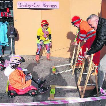 Heid-Heid besiegt das Dorf - Die «Sportfreunde Heid-Heid» hatten ganz verschiedene Disziplinen vorbereitet – vom Konfetti-Weitwurf bis zum Bobby-Car-Rennen.