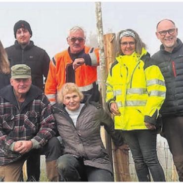 Für mehr Biodiversität - Gruppenbild der Freiwilligen, die oberhalb von Boswil Hecken pflanzten. Bild: zg