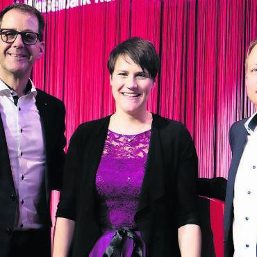 Sie prägten den Abend, von links: Kilian Rosenberg (Präsident des Verwaltungsrats), Karin Zimmermann (Redaktorin beim Schweizer Radio und Fernsehen SRF), Reto Hübscher (Vorsitzender der Bankleitung). Bilder: zg