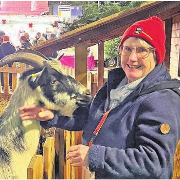 Immer voller Tatendrang - Sabina Glarner betont immer wieder, dass der Christchindli-Märt 
nur dank den Helfenden so erfolgreich ist. Sie leistet jedoch einen 
enormen Beitrag für dieses Gelingen und hält den Kopf für den Anlass und den Verein hin. Nun ist sie auch «Kopf des Monats».
Bild: zg