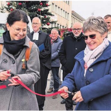 «Ein modernes Wunder» - Stadträtin Claudia Bamert (l.) und Christchindli-Märt-Präsidentin Sabina Glarner durchtrennen das symbolische Eröffnungsband. Bild: huy