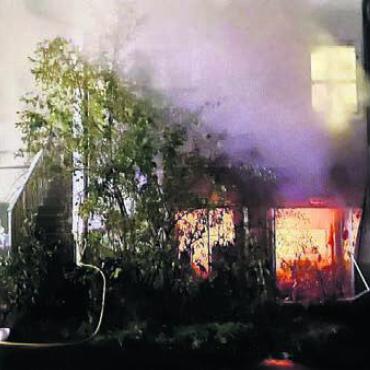 Wohnhaus in Flammen - Aus dem Keller dringt dichter Rauch. Bild: pz