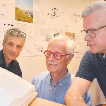 Siegerprojekt vorgestellt - Sie sind vom Siegerprojekt begeistert: (v. l.) Hanspeter Bürgi (Architekt und Präsident Hüttenkommission des SAC), Francis Kuhlen (Präsident SAC-Sektion Lindenberg) und Cyrill Gisi (Hüttenchef, Präsident der Baukommission). Bilder: Roger Wetli / KUF Architekten