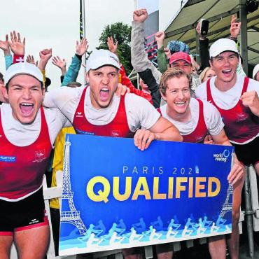 Vom Krankenbett nach Olympia - Tim Roth (1. v. rechts) und seine Kollegen haben es geschafft. Der Vierer ohne Steuermann fährt nach Paris. Bild: SWISS ROWING / Detlev Seyb