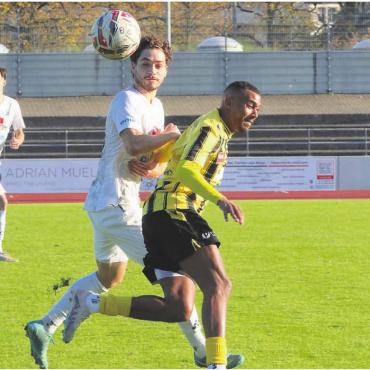 Die Bruchlandung - Wohlens Santiago Brunner (links) im Duell mit Ex-Profi Karim Barry (Torschütze zum 4:0). Die Freiämter leisten sich in kurzen Phasen einige Totalaussetzer, die zur Kanterniederlage führen. Bild: Josip Lasic