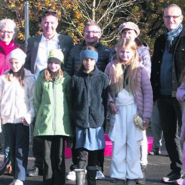 Grosse Toleranz - Sie freuen sich über die neue Pumptrackanlage zusammen mit den Kindern, welche die Anlage benutzen werden: (v. l.) Carolin Meyer und Roger Angst von der Raiffeisenbank Zufikon, Stadtrat Daniel Sommerhalder, Patricia Egloff von der Abteilung Bau und Schulleiter Guido Wirth. Bild: Vincenz Brunner