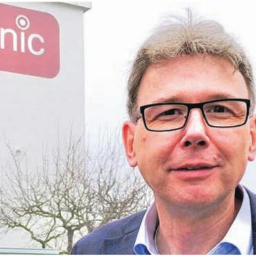 Landammann auf Firmenvisite - Dieter Egli zeigt sich interessiert an der regionalen Industrie. Bild: tst