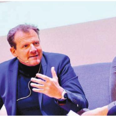 Fürs Leben gestählt - Kevin Schläpfer (links), Sportchef beim EHC Basel, im Gespräch mit Adrian Krebs. Bild: tst