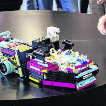 Spiel, Spass und Action mit Lego - Bei den «Robo-Battles» ging es hoch zu und her. Bilder: zg