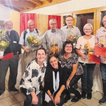 Drei Jahrzehnte als Freiwilliger unterwegs - Die Jubilarinnen und Jubilare mit den Rotkreuz-Mitarbeiterinnen. René Seitz (4. von links) blickt auf 30 Jahre und Jakob Isch (3. von rechts) auf 15 Jahre als Rotkreuz-Freiwilliger zurück. Bild: zg