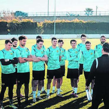 Zwei Spiele und ein Ausflug - Die Spieler des FC Mutschellen hören den Anweisungen des Trainerteams gespannt zu. Die Freiämter sind fast mit dem ganzen Kader ins Trainingslager nach Spanien gereist. Bild: zg