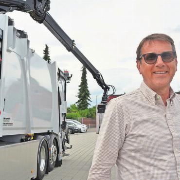 Mit viel Emotionen verbunden - Links ein Kehrichtfahrzeug der Contena-Ochsner AG, rechts das Logo von Notterkran. Die beiden Firmen gehen gemeinsam in die Zukunft. Für Thomas Notter, CEO der Notterkran Group AG, eine gute Lösung. Bild: Annemarie Keusch