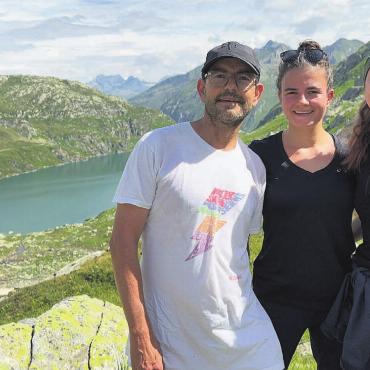 Wie auf einer tollen Wanderung - Die Leidenschaft fürs Wandern verbindet Stephan Diethelm mit seinen Töchtern Laura und Rahel (von links). Beide helfen auch regelmässig im Pflegidach mit. Bild: zg