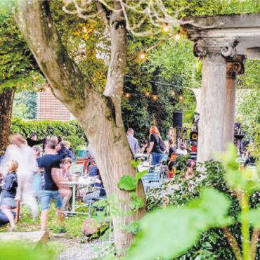 Spiel und Musik - Den Sommerabend draussen geniessen. Bild: zg