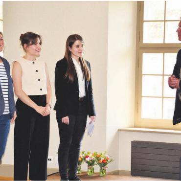 Dank Druckkunst zum Kunstdruck - Projektleiter Peter Fischer (rechts) bedankt sich beim Forschungsteam, von links: Nadia Häfner, Kristina Pfister und Katja Häckel.