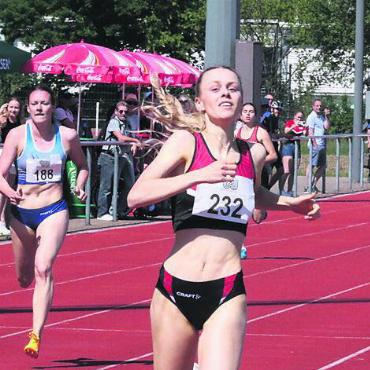 Hitze, Prominenz und Bobfahrer - Dominique Berger holte den Sieg über 400 m und Platz 2 über 100 m.