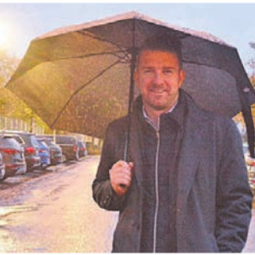 Schluss mit wildem Parkieren - Michael Stadelmann beim Parkplatz Brühl, der oft besetzt ist. Bild: ake