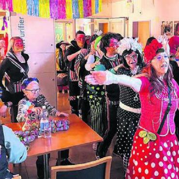 Ganz sicher nicht zu alt - Polonaise an der Seniorenfasnacht – die «Gängeli» und die Senioren hatten grossen Spass.