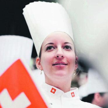 Mit Stangensellerie und Estragon - Lena Humbel an der Koch-Olympiade in Stuttgart. Dort beschäftigte sie sich mit Pâtisserie und wusste die Jury zu überzeugen. Bild: zg