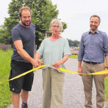 Ruhepol in nächster Nähe - Freuen sich über die Neugestaltung des Rösslimatthügels. Von links: Ruedi Laubacher, GKA, Daniel Bütler, Landschaftsgärtner, Ursula Matter-Küng, Projektverantwortliche, Gemeindepräsident Hans-Peter Budmiger und Thomas Räber, GKA, strahlen über die gelungene Umgestaltung des Rösslimatthügels. Bilder: Monica Rast