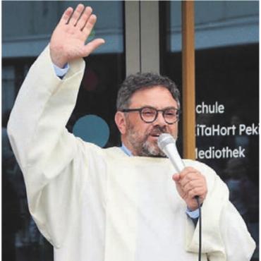 Prototyp für weitere Entwicklung - Diakon Karl Scholz weiht den Neubau.